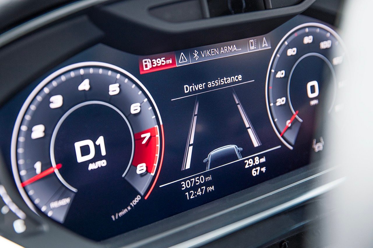 Digitales Armaturenbrett mit Driver assistance
